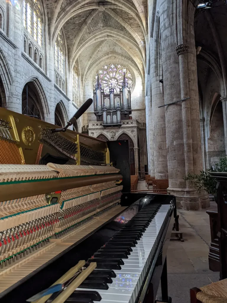 Un piano ouvert lors d'un accord en l'église de Marmande.